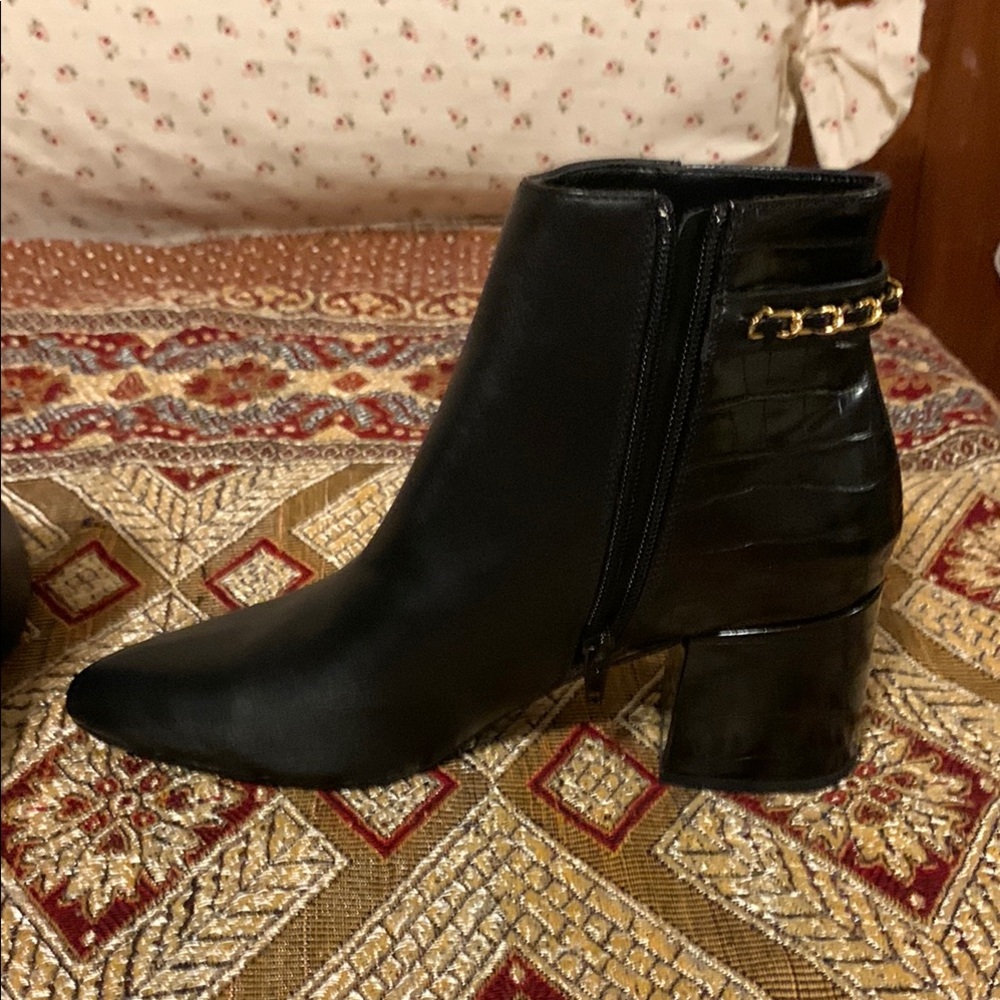 SHEIN Black and Gold Ankle Booties with Classic Design - Picture 7 of 7